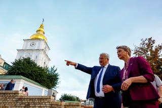 Ukrainian Foreign Minister Andrei Sabiga talk to the Golden Cathedral-St. Michael Gold Cathedral in Kiev